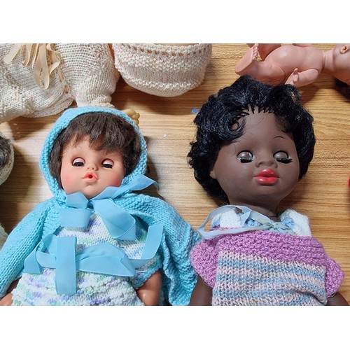 282 - A collection of 7x good quality early 1960's dolls, many with hand knitted clothing and many have nu... 