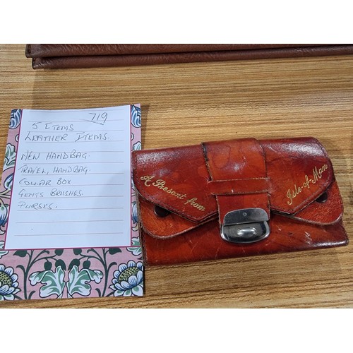 289 - Several Leather items to inc. an antique collar box, 3 x leather handbags, a leather wallet/purse, a... 