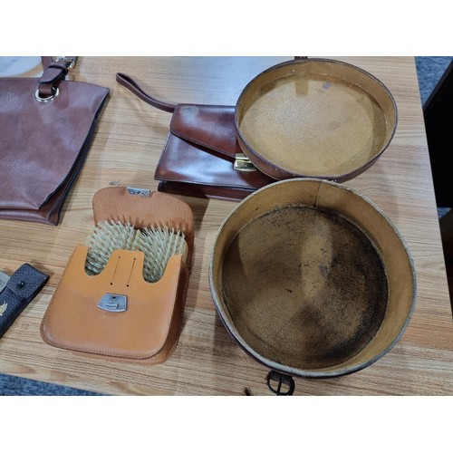 289 - Several Leather items to inc. an antique collar box, 3 x leather handbags, a leather wallet/purse, a... 