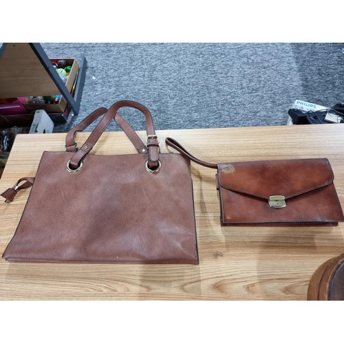 289 - Several Leather items to inc. an antique collar box, 3 x leather handbags, a leather wallet/purse, a... 