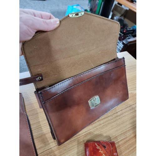 289 - Several Leather items to inc. an antique collar box, 3 x leather handbags, a leather wallet/purse, a... 