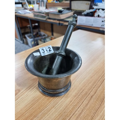 312 - Good quality heavy solid bronze antique pestle & mortar in great condition of some considerable age.... 