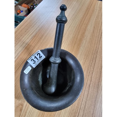 312 - Good quality heavy solid bronze antique pestle & mortar in great condition of some considerable age.... 