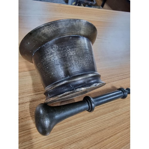 312 - Good quality heavy solid bronze antique pestle & mortar in great condition of some considerable age.... 