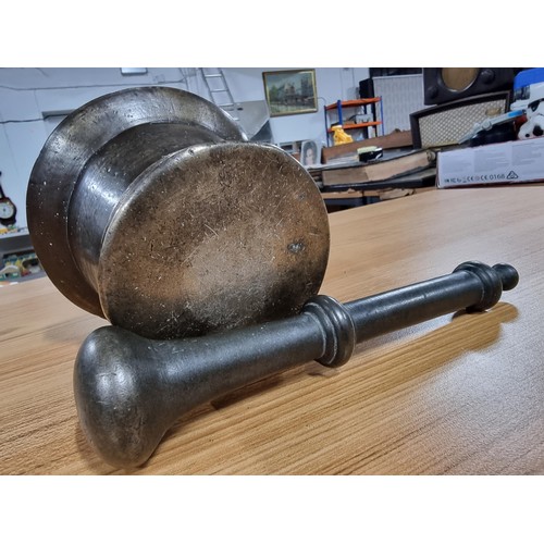 312 - Good quality heavy solid bronze antique pestle & mortar in great condition of some considerable age.... 