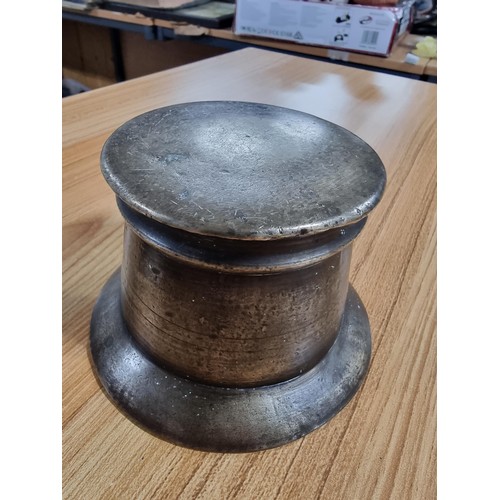 312 - Good quality heavy solid bronze antique pestle & mortar in great condition of some considerable age.... 