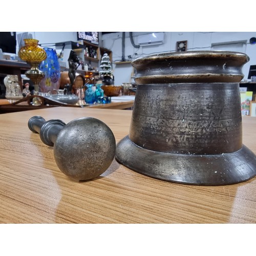 312 - Good quality heavy solid bronze antique pestle & mortar in great condition of some considerable age.... 