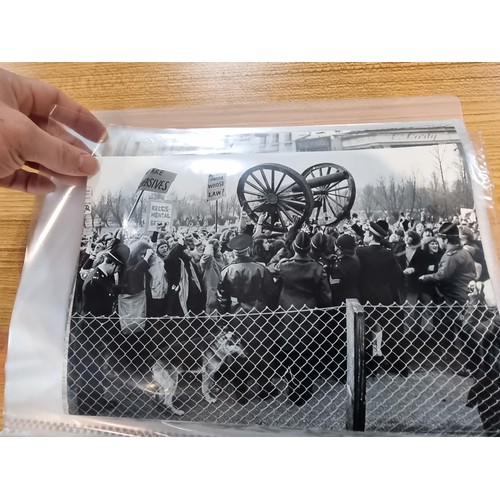 316 - A very rare collection of 25x photographs of Northern Ireland of the original one off archive 