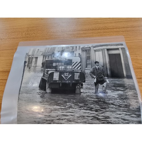 316 - A very rare collection of 25x photographs of Northern Ireland of the original one off archive 