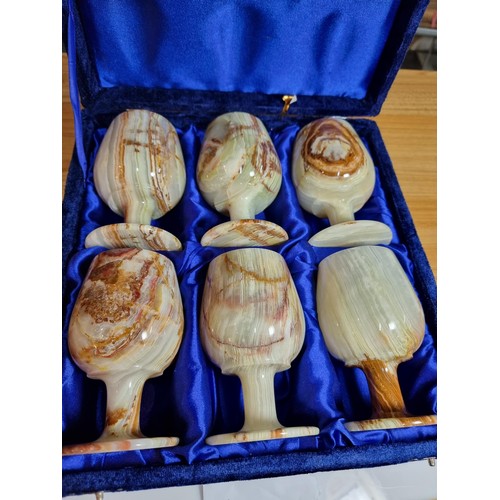 329 - A set of 6 agate style alabaster goblets, all presenting good natural designs. Each goblet stands 12... 