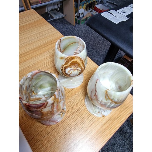 329 - A set of 6 agate style alabaster goblets, all presenting good natural designs. Each goblet stands 12... 