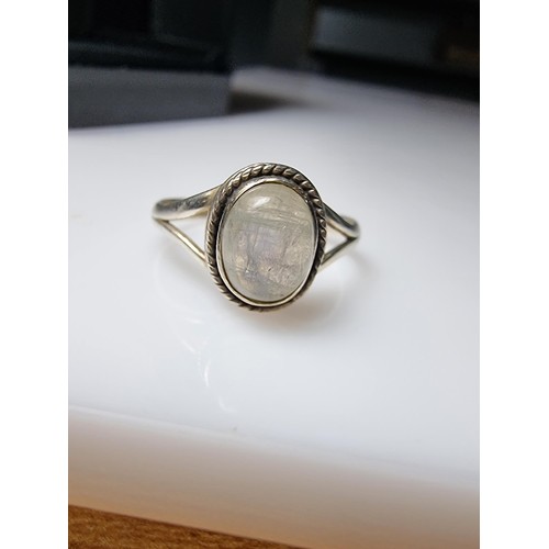 344 - A 925 silver ring inset with a spectrolite cabochon stone presenting good blue flashing colours, unm... 