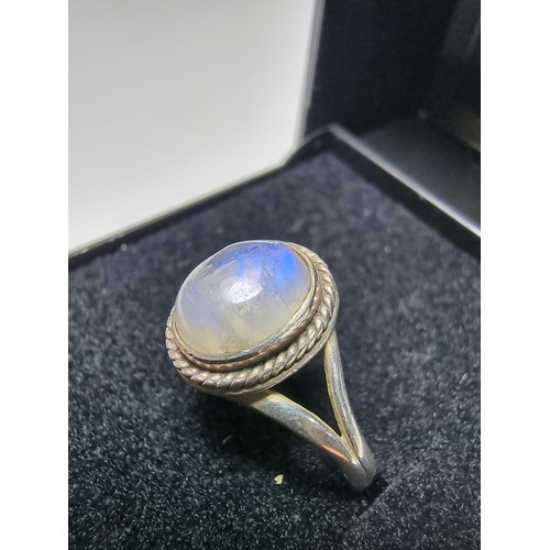 344 - A 925 silver ring inset with a spectrolite cabochon stone presenting good blue flashing colours, unm... 