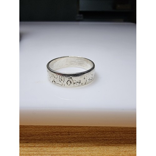 345 - A 925 silver gents ring with inscriptions all the way around of animals and figures, in clean condit... 