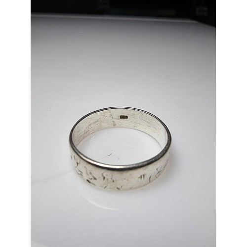 345 - A 925 silver gents ring with inscriptions all the way around of animals and figures, in clean condit... 