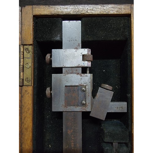 146 - A vintage engineers measuring vernier height gauge complete in original vintage fitted box