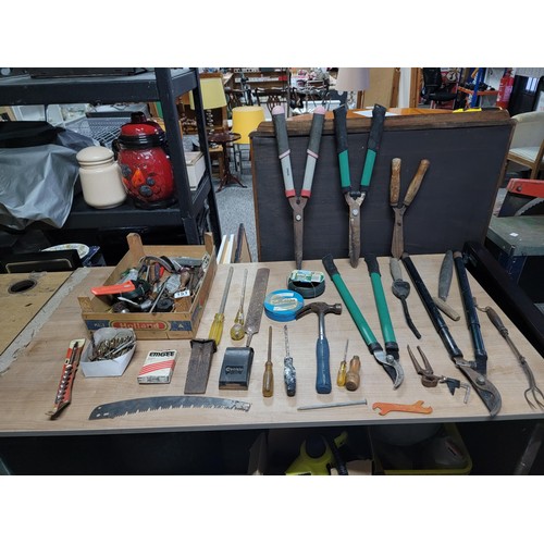 151 - Box containing a quantity of garden tools inc 2x loppers, 3x garden shears, along with a quantity of... 