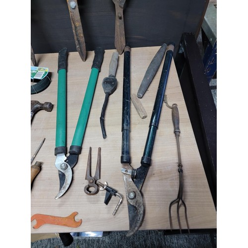 151 - Box containing a quantity of garden tools inc 2x loppers, 3x garden shears, along with a quantity of... 