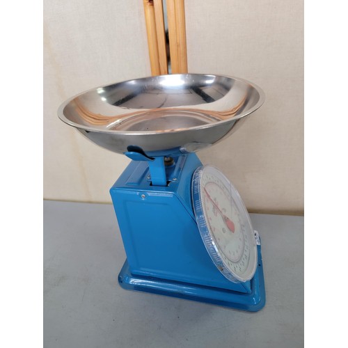 52 - Set of vintage grocers scales in good order with aluminium tray measuring LBS and Kilos, stands at 3... 