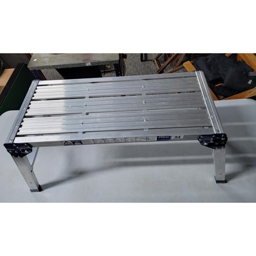 84 - Werner hop up aluminium 150kg max work platform in very good condition stands at 50.5cm