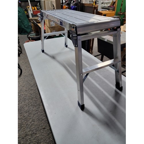 84 - Werner hop up aluminium 150kg max work platform in very good condition stands at 50.5cm