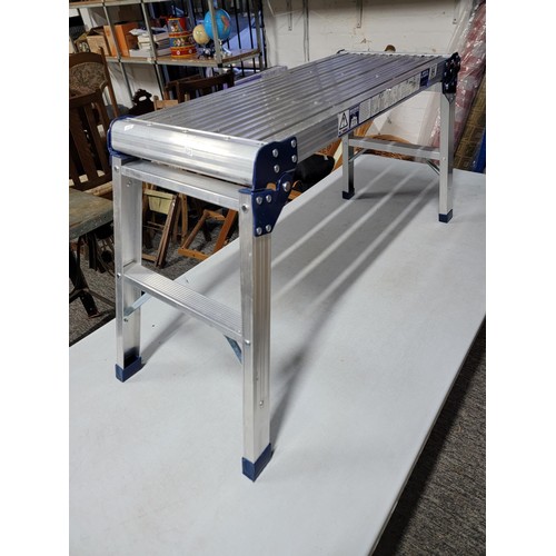 84 - Werner hop up aluminium 150kg max work platform in very good condition stands at 50.5cm