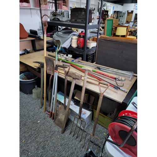 184 - Large quantity of garden tools inc garden rakes, spirit level, spades, lump hammer, hoe etc