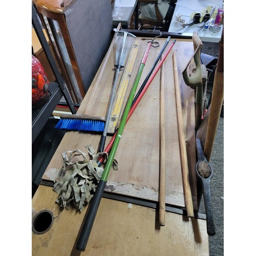 184 - Large quantity of garden tools inc garden rakes, spirit level, spades, lump hammer, hoe etc