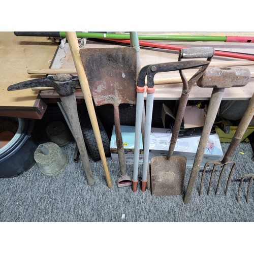 184 - Large quantity of garden tools inc garden rakes, spirit level, spades, lump hammer, hoe etc