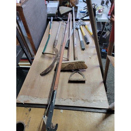 185 - Large quantity of garden tools inc loppers, hoes, brushes rakes, spear and jackson pruner, bill hook... 