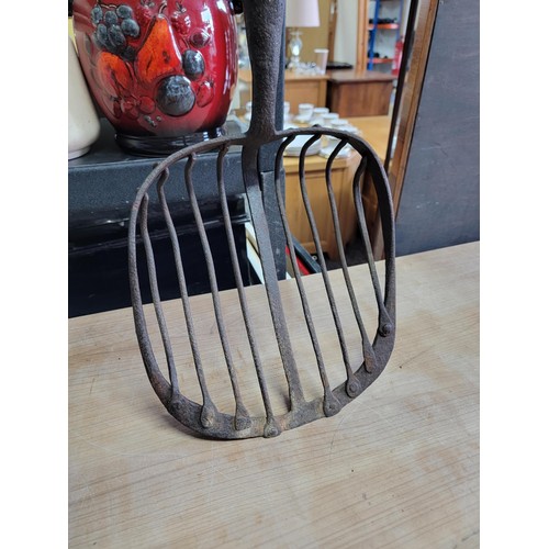 186 - Vintage cast iron potato fork in excellent condition, with metal handle measures 140cm