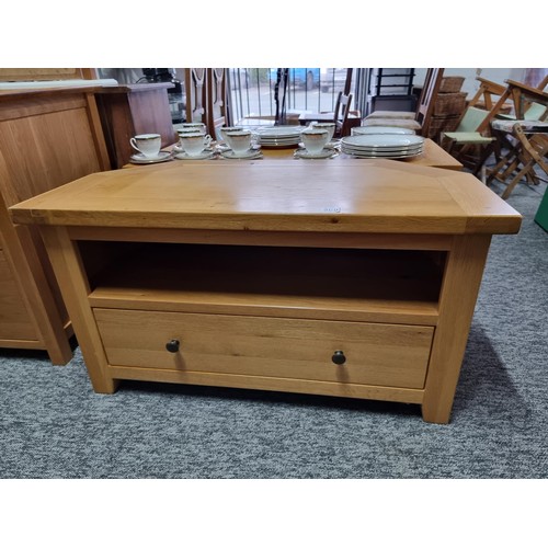 500 - Good quality light oak TV unit complete with shelf and single drawer to the front height 55cm, lengt... 