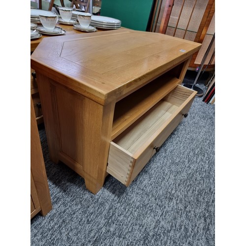 500 - Good quality light oak TV unit complete with shelf and single drawer to the front height 55cm, lengt... 