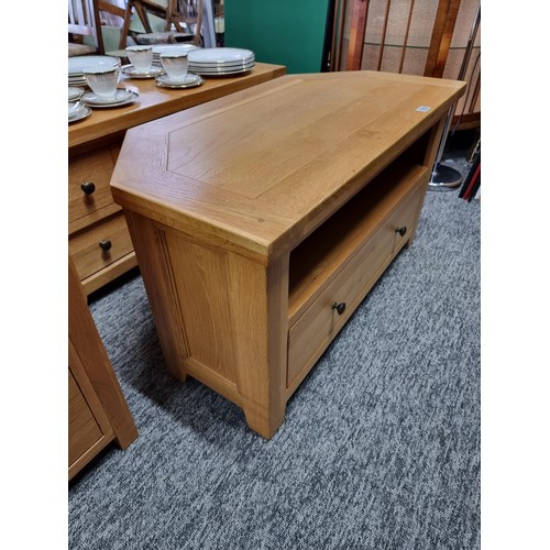 500 - Good quality light oak TV unit complete with shelf and single drawer to the front height 55cm, lengt... 