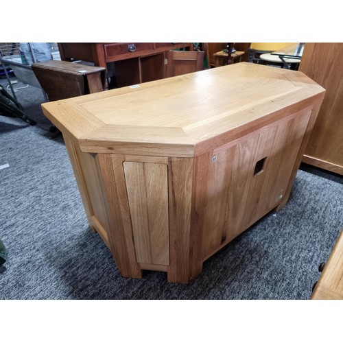 500 - Good quality light oak TV unit complete with shelf and single drawer to the front height 55cm, lengt... 