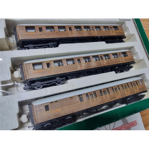 277 - A boxed Hornby R2017 Manchester United train pack LNER 4-6-0 class B17/4 loco and tender 2662 3 LNER... 