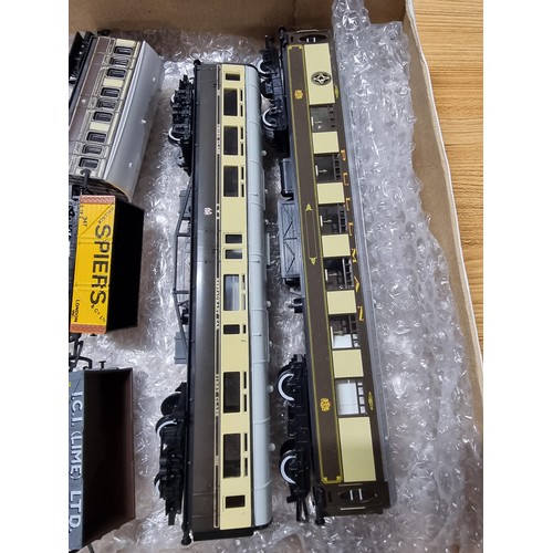 282 - A cardboard tray containing 20x Hornby rolling stock to include GWR restaurant coach, brand new Pull... 