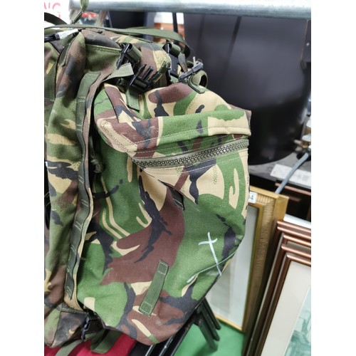 190 - Large Army camouflage holdall bag in good condition, this bag was used by the press in action.