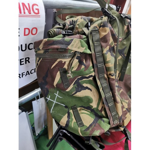 190 - Large Army camouflage holdall bag in good condition, this bag was used by the press in action.