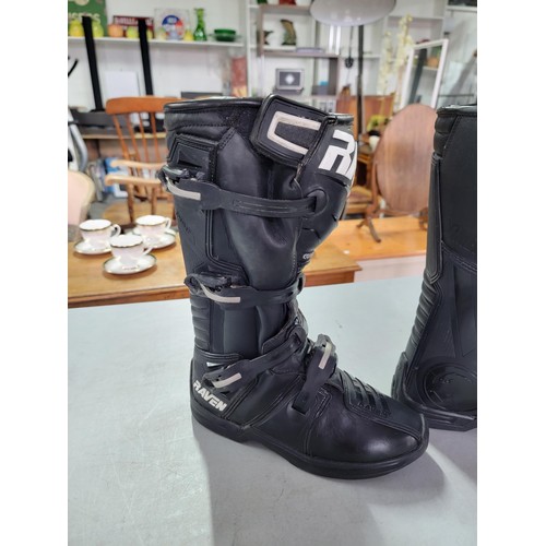 29 - Good quality pair of Raven combat leather motorcycle boots in good order size UK 7