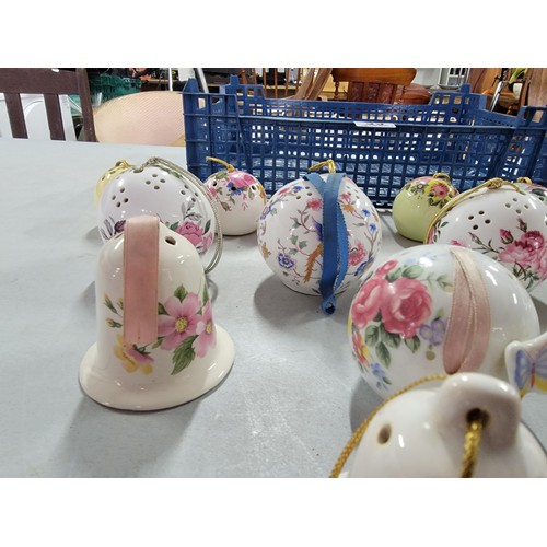 33 - Quantity of 17x potpourri ceramic floral decorated pieces inc bell formed pieces all in good order