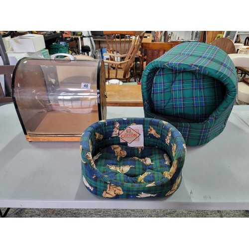 40 - Collection of 2x green tartan pet baskets along with a wooden and perspex pet carrier, largest measu... 