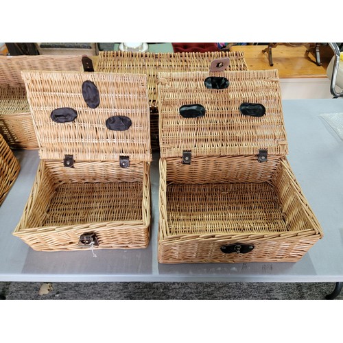 55 - 4x graduated empty wicker hampers along with a large wicker tray, largest hamper measures 17cm high,... 