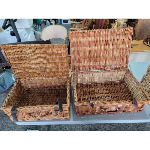 55 - 4x graduated empty wicker hampers along with a large wicker tray, largest hamper measures 17cm high,... 