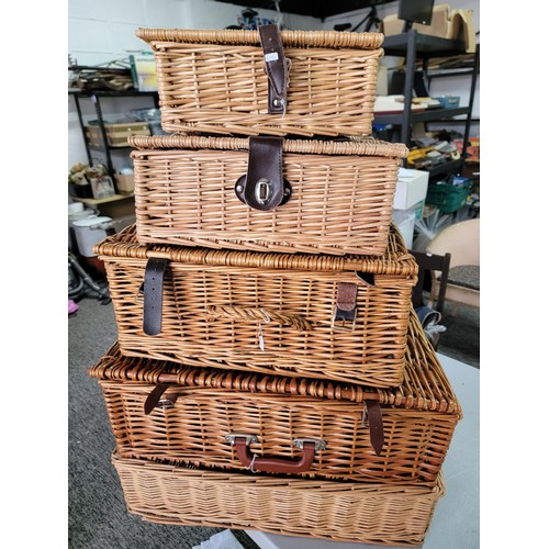 55 - 4x graduated empty wicker hampers along with a large wicker tray, largest hamper measures 17cm high,... 