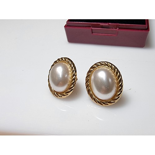 492 - Pair of 9ct yellow gold oval stud earrings with a faux peal and rope twist design great clean hardly... 