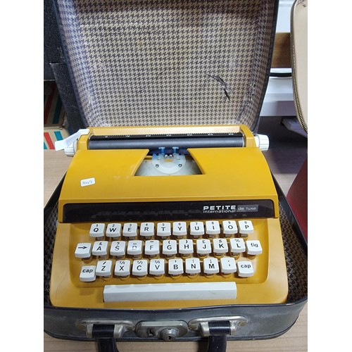 113 - 2x Petite typewriters inc a deulx international model 883924, and a 34080 typewriter