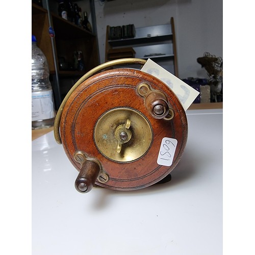 502 - Good quality antique star back fishing reel of hardwood with brass in great clean condition displays... 