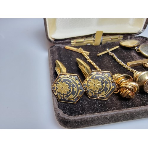 509 - Collection of various cuff links & stock pins to inc. a stock pin in 9ct gold its back is not gold, ... 