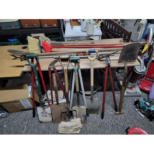 199 - Large quantity of garden tools inc lawn edgers, spades, yard brushes, forks, hoe etc